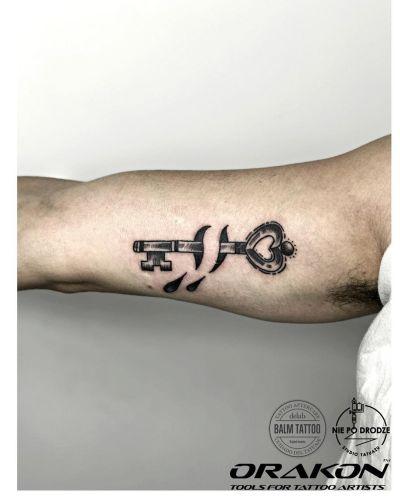 Żółty inksearch tattoo